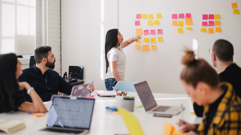 Consultor Independiente vs. Agencia de Marketing: ¿A Quién Contratar para Google Ads y SEO Local en Florida?