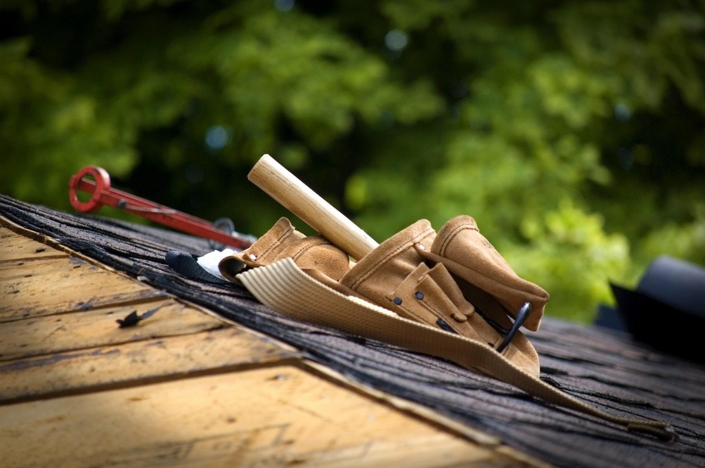Cinturón de herramientas de handyman sobre una estructura de madera